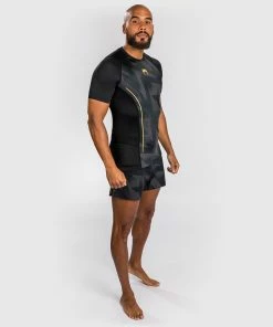 Venum Razor Rashguard Short Sleeves - Black/Gold 12 Venum Razor Rashguard Short Sleeves - Black/Gold -Boxing Elegant Butikk 0 252F3 252F5 252F9 252F035992217ef12b55b7839d0a86fc9e48c0d85442 3 3f651020 5796 46a0 8aef 0c2ed16d22a3
