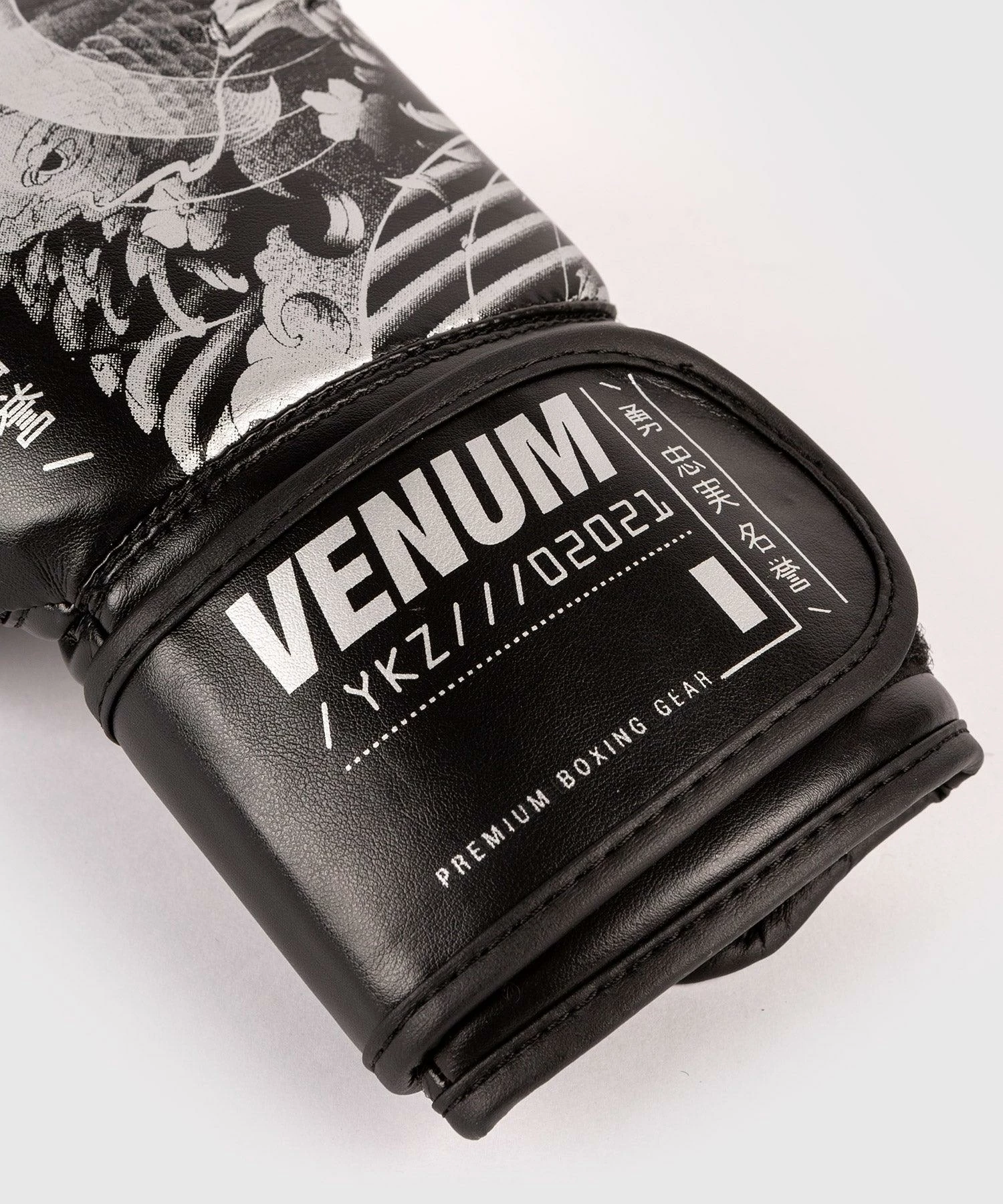 Venum YKZ21 Boxing Gloves - For Kids - Black/White 9 Venum YKZ21 Boxing Gloves - For Kids - Black/White - Bilde 7