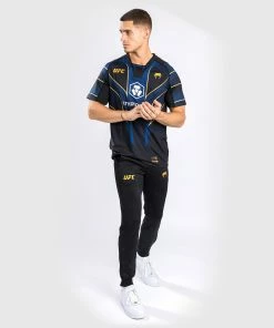 CSD FASHION UFC AUTHENTIC FIGHT NIGHT 2.0 KIT BY VENUM MEN'S WALKOUT JERSEY - Midnight - Champion -Boxing Elegant Butikk 1 252F3 252Ff 252Fa 252F13faf4ef1a0c8e3c1b2c2496a2c361fa437c865f VNMUFC 03