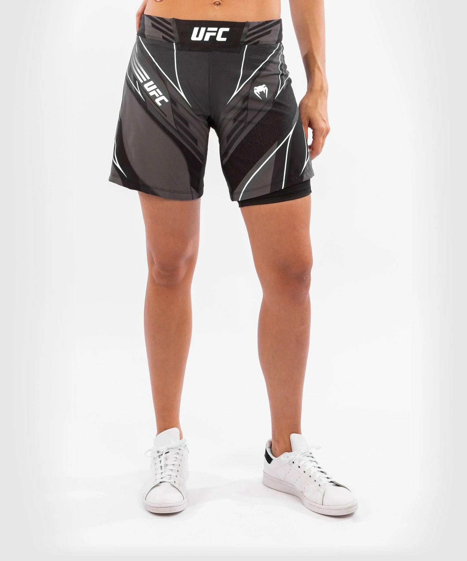 UFC Venum Authentic Fight Night Women's Shorts - Long Fit - Black 5 UFC Venum Authentic Fight Night Women's Shorts - Long Fit - Black - Bilde 3
