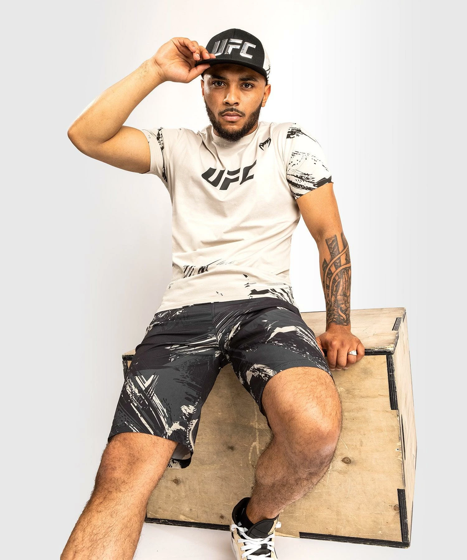 UFC Venum Authentic Fight Week Men's 2.0 Short Sleeve T-Shirt - Sand 4 UFC Venum Authentic Fight Week Men's 2.0 Short Sleeve T-Shirt - Sand - Bilde 2