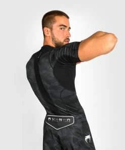 Venum Electron 3.0 Rashguard - Short Sleeves - Black -Boxing Elegant Butikk 2 252F8 252Fe 252F1 252F28e1d0389f7010e9f33390b8cf42a5e188a553f0 RASH SS ELECTRON 3.0 08