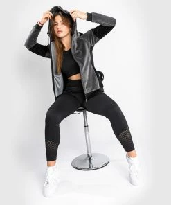 Venum Camoline 2.0 Velvet Track Jacket - For Women - Grey/Black 20 Venum Camoline 2.0 Velvet Track Jacket - For Women - Grey/Black -Boxing Elegant Butikk 4 252Fa 252F6 252Fc 252F4a6c053a338a6c46932a40474ae94cb180d89ee6 HOODIES CAMOLINE2.0 GREY BLACK 17 1 c58d6a0e f044 4f28 a371 2a19b95bc081