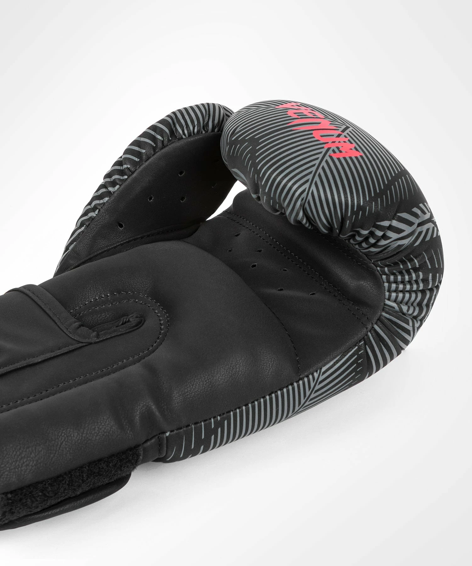 Venum Phantom Boxing Gloves - Black/Red 6 Venum Phantom Boxing Gloves - Black/Red - Bilde 4