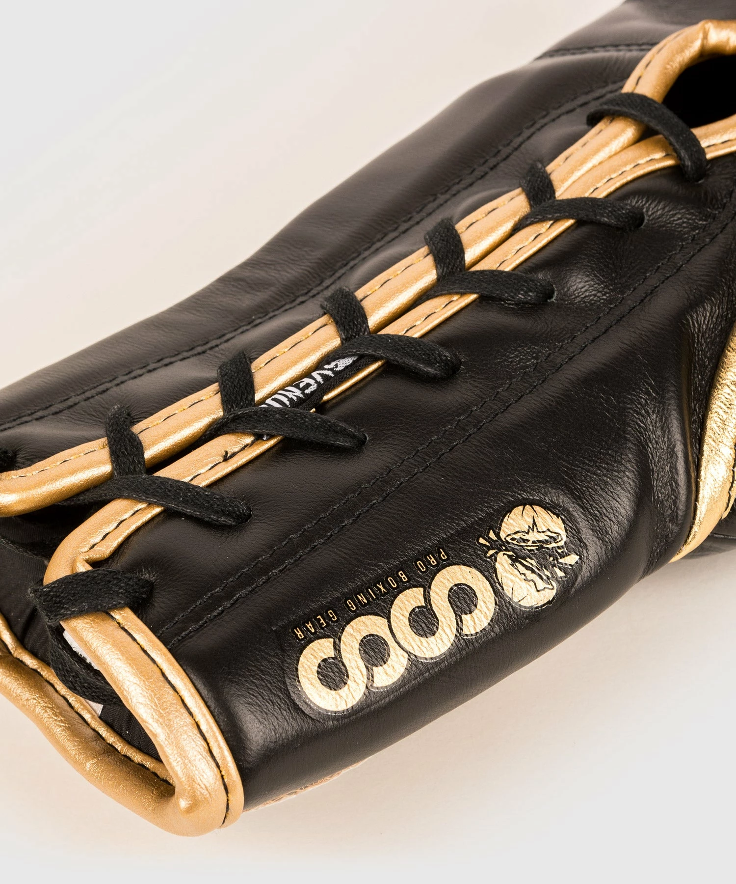 Venum Coco Monogram Pro Lace Up Boxing Gloves - Intense Black - Bilde 5
