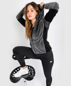 Venum Camoline 2.0 Velvet Track Jacket - For Women - Grey/Black 17 Venum Camoline 2.0 Velvet Track Jacket - For Women - Grey/Black -Boxing Elegant Butikk 6 252Fe 252Ff 252F8 252F6ef8a8d6c6e3e6decc27af0e036ce6be94f3b038 HOODIES CAMOLINE2.0 GREY BLACK 20 1 bccf7008 9193 4314 980d 75fb31ebbf31