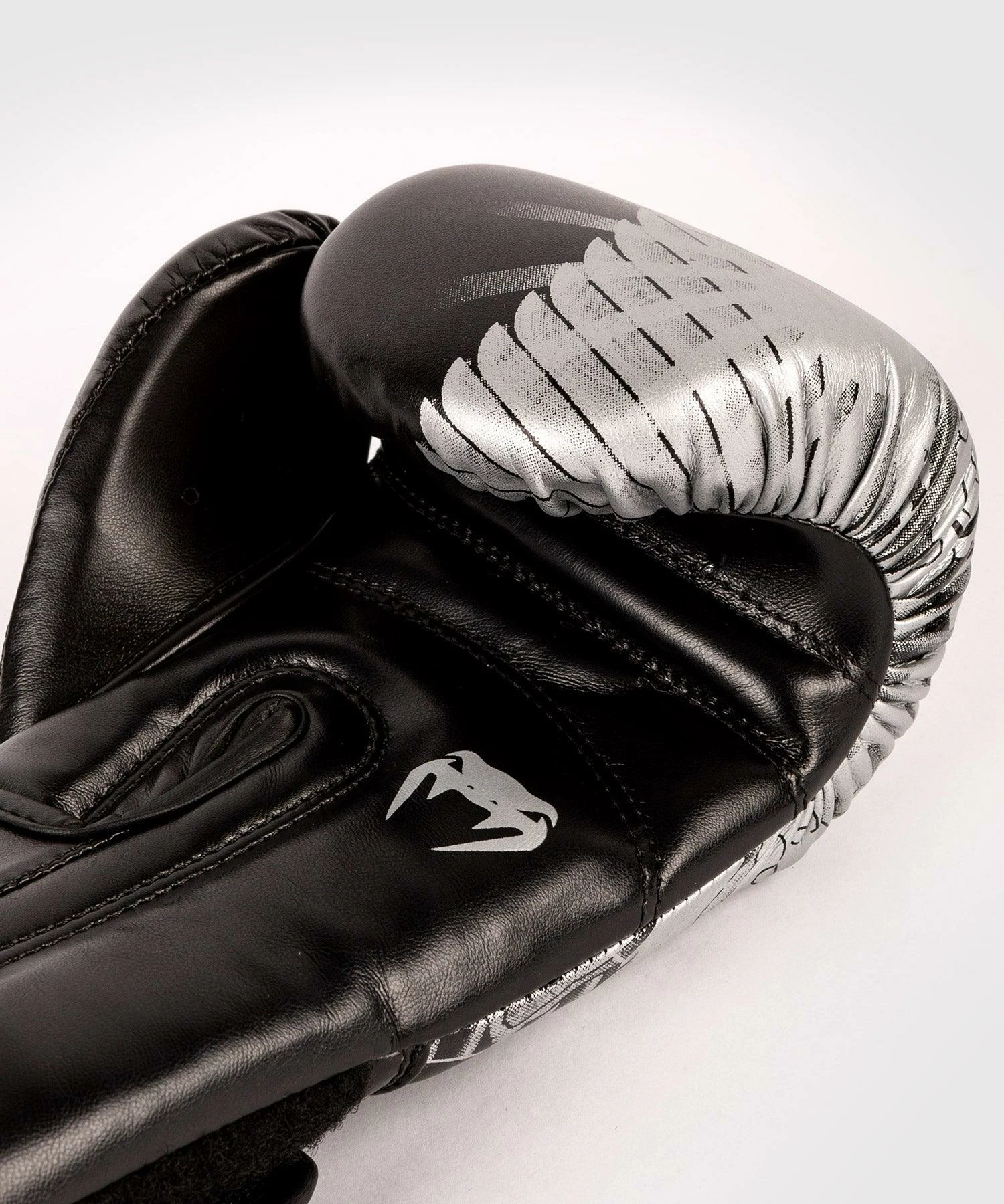 Venum YKZ21 Boxing Gloves - For Kids - Black/White 10 Venum YKZ21 Boxing Gloves - For Kids - Black/White - Bilde 8