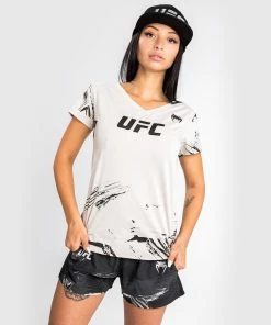 UFC Venum Authentic Fight Week Women's 2.0 Short Sleeve T-Shirt - Sand -Boxing Elegant Butikk 8 252F7 252F5 252F2 252F8752e1046db51e54d4c1d31a557455d4a82fb355 VNMUFC 00126 040 08 96898889 862c 4803 bf66 4077ebfaebe0
