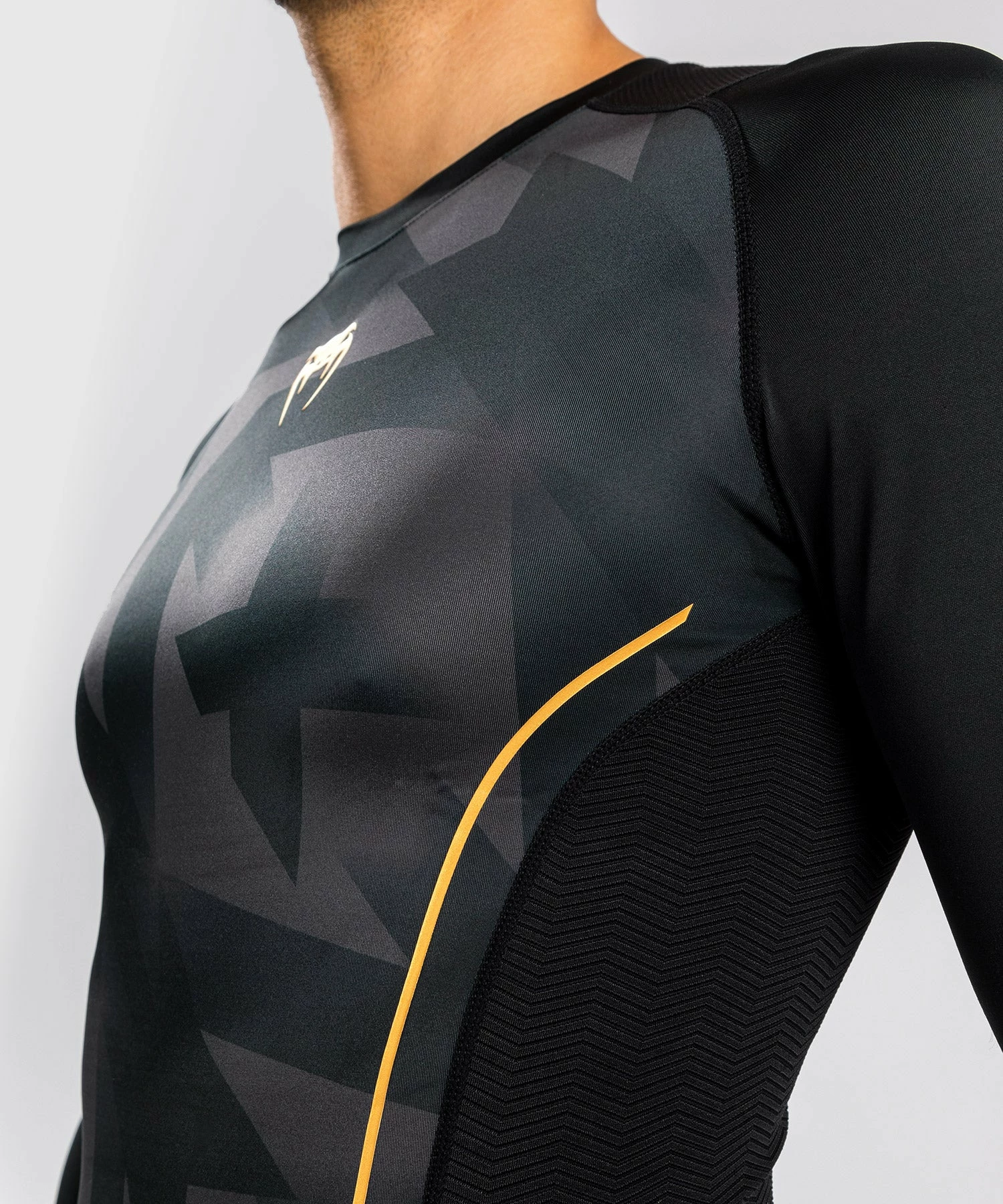 Venum Razor Rashguard Long Sleeves - Black/Gold 8 Venum Razor Rashguard Long Sleeves - Black/Gold - Bilde 6