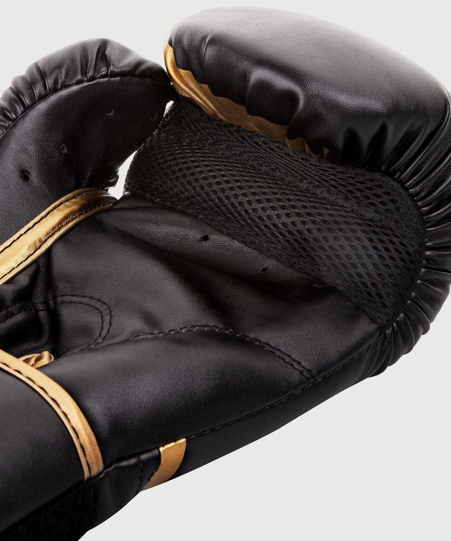 Venum Challenger 2.0 Boxing Gloves - Black/Gold 6 Venum Challenger 2.0 Boxing Gloves - Black/Gold - Bilde 4