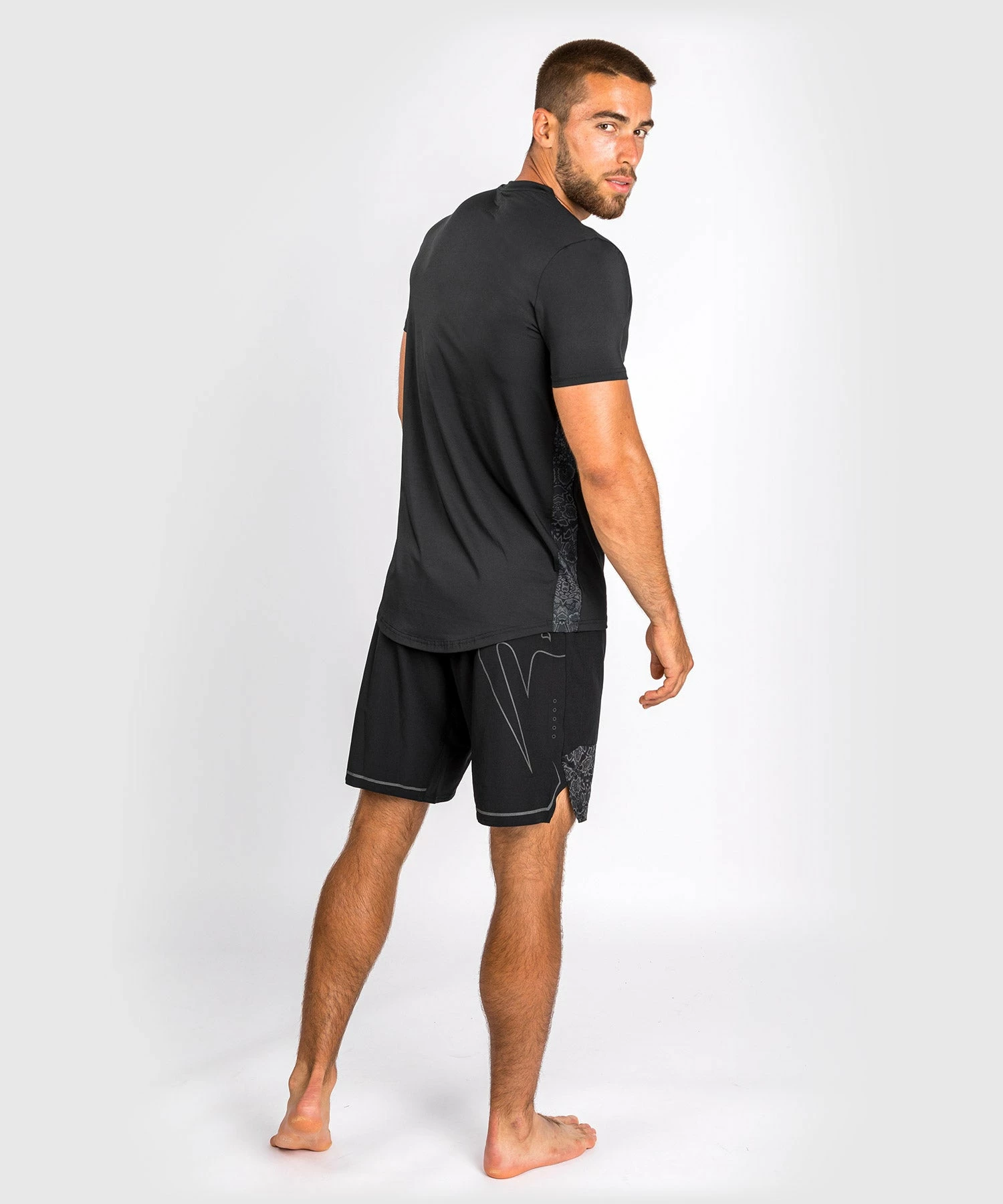 Venum Classic Evo Dry Tech T-Shirt - Black/Black Reflective 6 Venum Classic Evo Dry Tech T-Shirt - Black/Black Reflective - Bilde 4