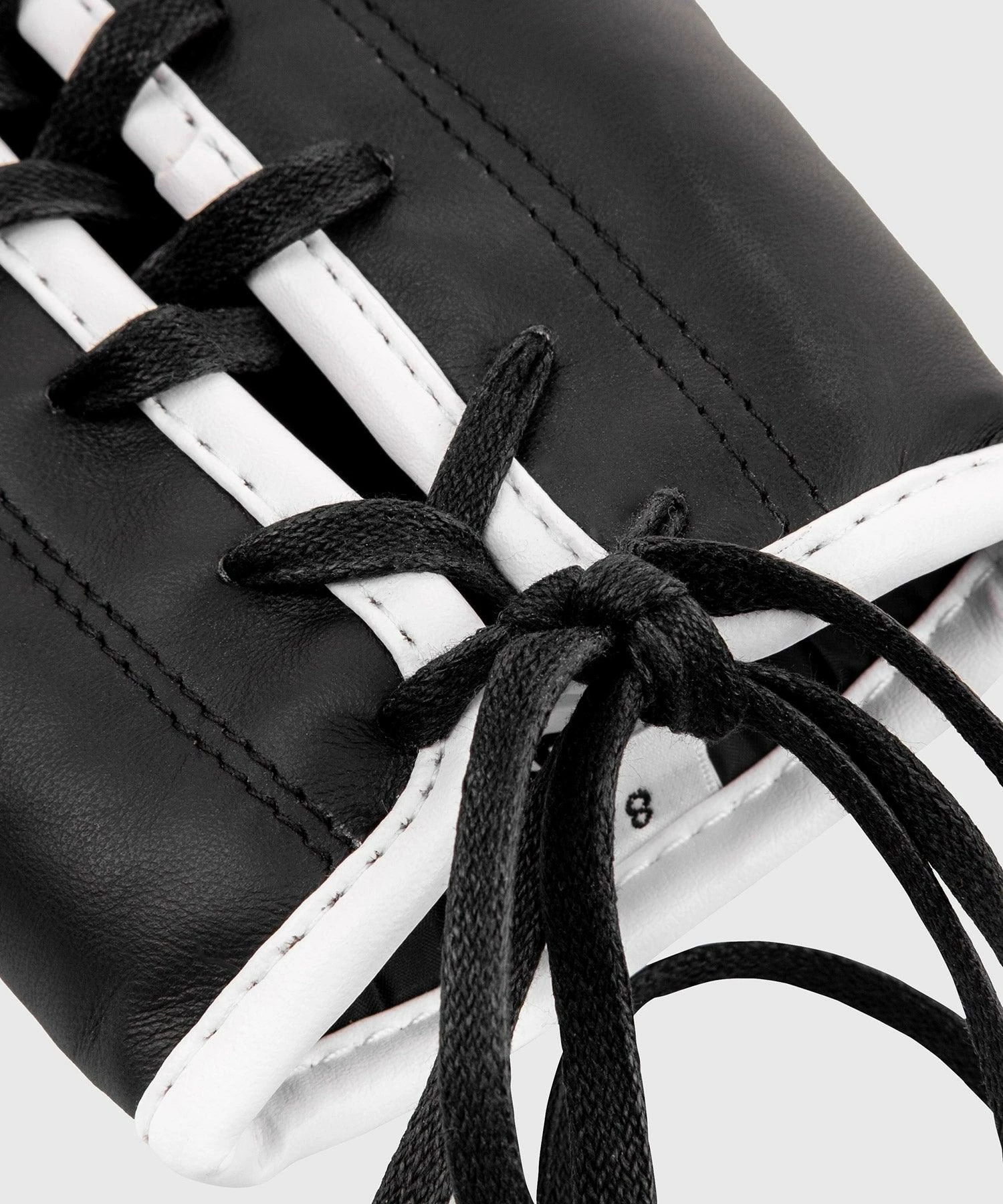 Venum Giant 2.0 Pro Boxing Gloves - With Laces - Black/White 8 Venum Giant 2.0 Pro Boxing Gloves - With Laces - Black/White - Bilde 6