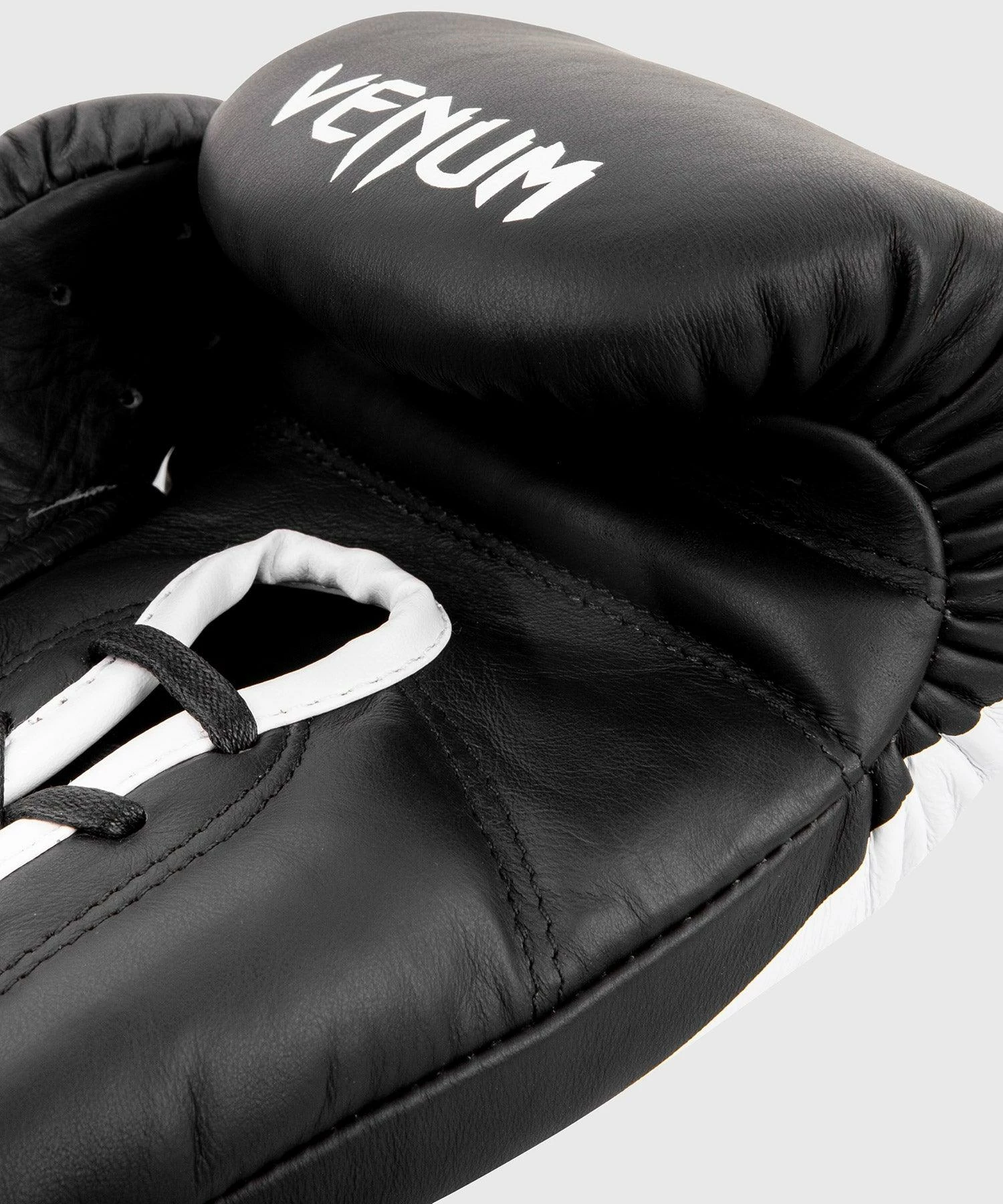 Venum Giant 2.0 Pro Boxing Gloves - With Laces - Black/White 7 Venum Giant 2.0 Pro Boxing Gloves - With Laces - Black/White - Bilde 5