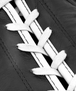 Venum Shield Pro Boxing Gloves - With Laces - Black/White -Boxing Elegant Butikk IMG 8319 copie 1 a9066e65 ad65 45c0 8e15 58b476e7517b