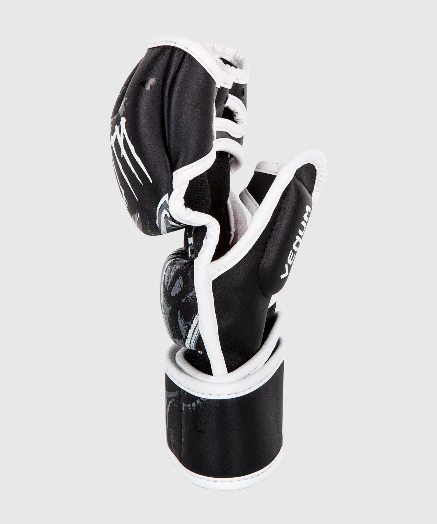 Venum Gladiator 3.0 MMA Gloves - Black/White 6 Venum Gladiator 3.0 MMA Gloves - Black/White - Bilde 4