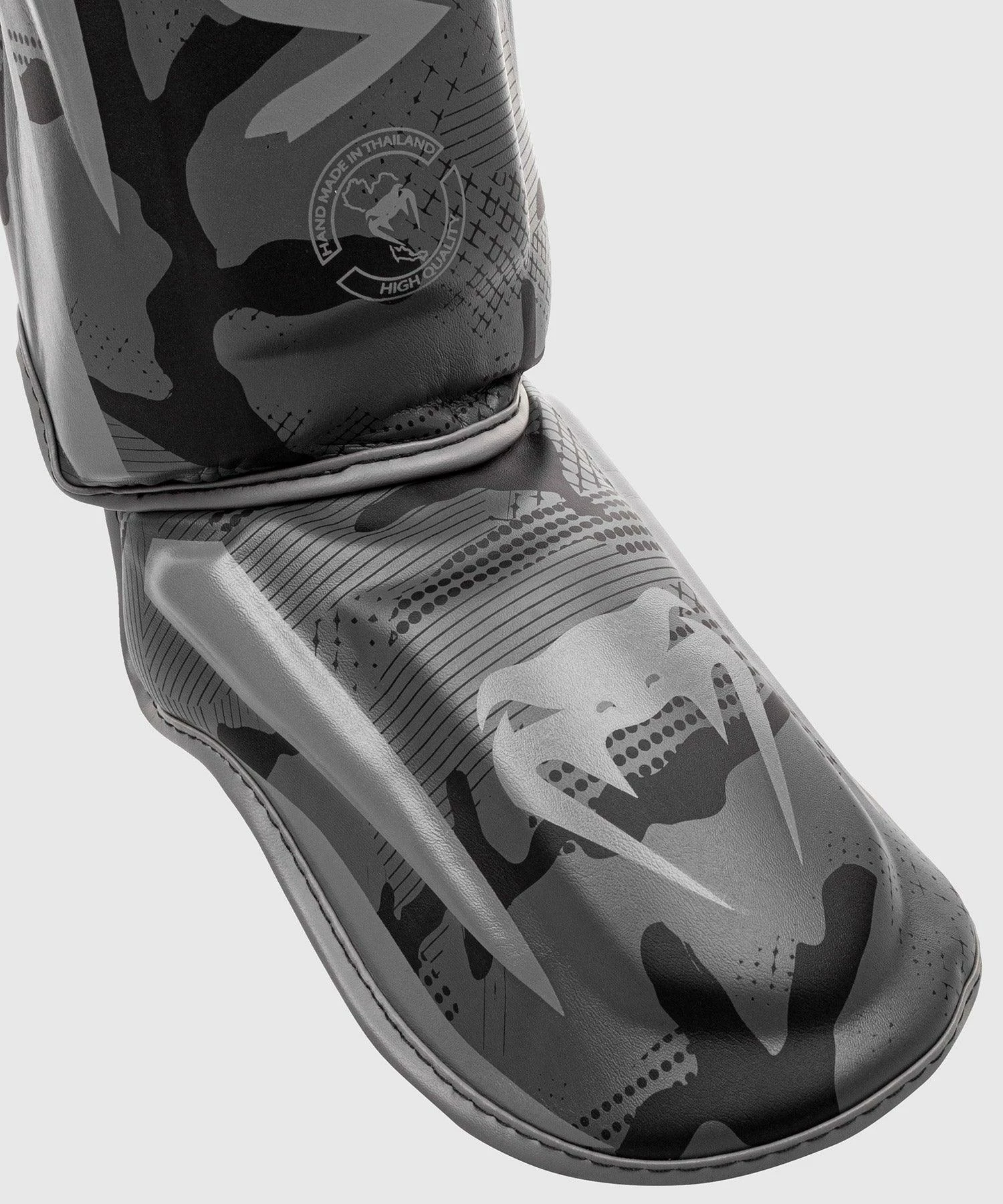 Venum Elite Shin Guards - Black/Dark Camo 7 Venum Elite Shin Guards - Black/Dark Camo - Bilde 5