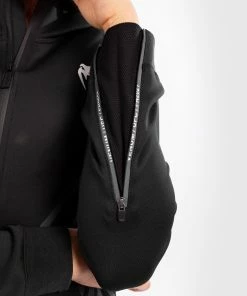 UFC Venum Fighters Authentic Fight Night Women's Walkout Hoodie - Black -Boxing Elegant Butikk VNMUFC 00013 001 09 1 1