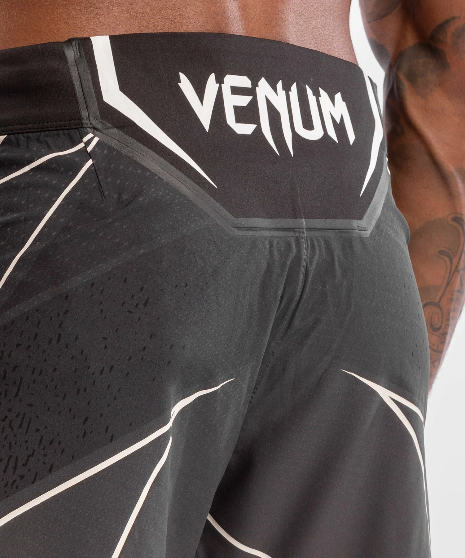 UFC Venum Authentic Fight Night Men's Shorts - Long Fit - Black 8 UFC Venum Authentic Fight Night Men's Shorts - Long Fit - Black - Bilde 6