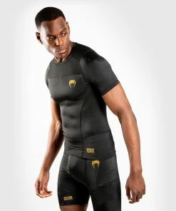 Venum G-Fit Rashguard - Short Sleeves - Black/Gold -Boxing Elegant Butikk a 252F8 252Fb 252F1 252Fa8b1b9c228cb18f4499efee2584a95a3a2c29238 RASH SS GFIT BLACK GOLD SD 02