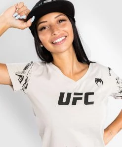 UFC Venum Authentic Fight Week Women's 2.0 Short Sleeve T-Shirt - Sand -Boxing Elegant Butikk b 252F6 252F5 252F8 252Fb6581f490ff435d285b2b51856915ce36f1193e9 VNMUFC 00126 040 06 2cd5c442 f61c 4121 8c6f c2f48bc40cc3