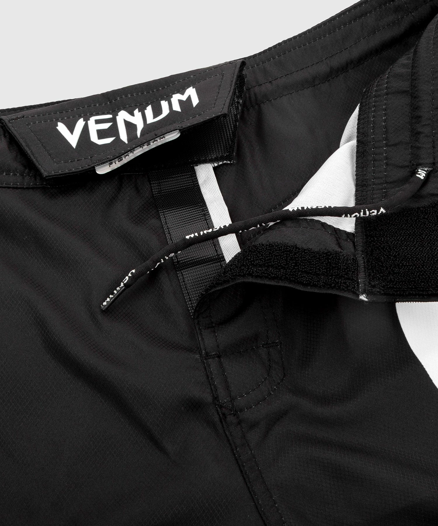 Venum Light 3.0 Fightshorts - Black/White 6 Venum Light 3.0 Fightshorts - Black/White - Bilde 4