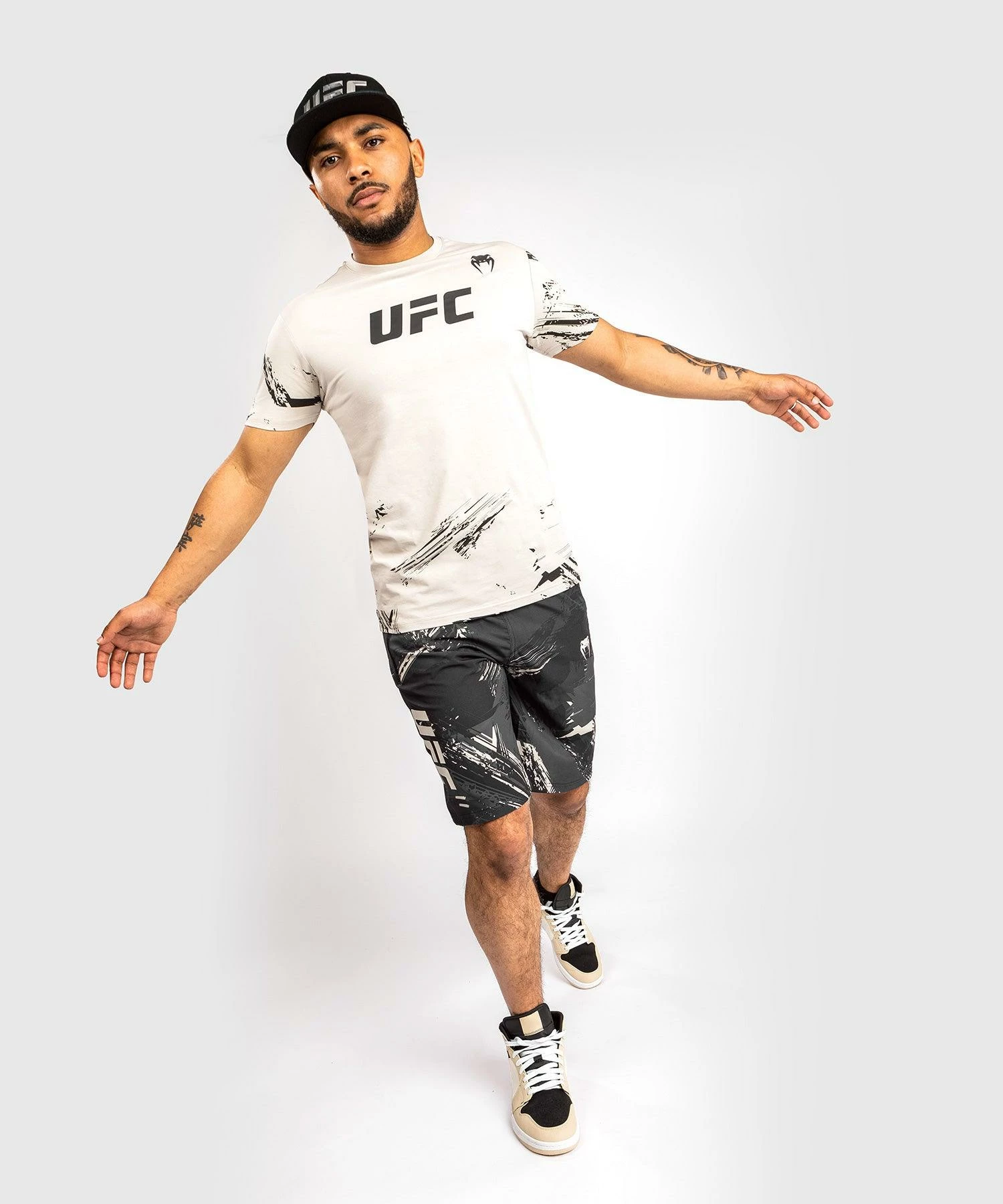 UFC Venum Authentic Fight Week Men's 2.0 Short Sleeve T-Shirt - Sand 5 UFC Venum Authentic Fight Week Men's 2.0 Short Sleeve T-Shirt - Sand - Bilde 3