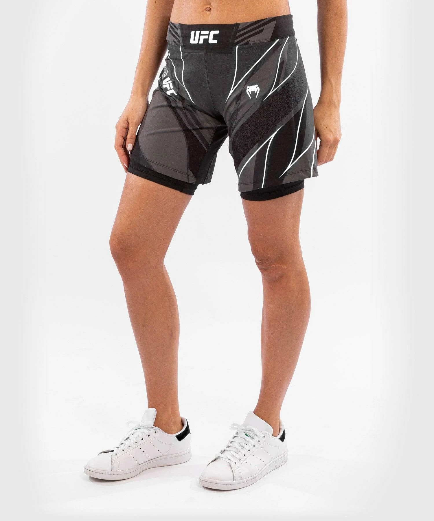 UFC Venum Authentic Fight Night Women's Shorts - Long Fit - Black 6 UFC Venum Authentic Fight Night Women's Shorts - Long Fit - Black - Bilde 4