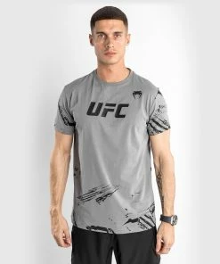 UFC Venum Authentic Fight Week Men's 2.0 Short Sleeve T-Shirt - Grey -Boxing Elegant Butikk d 252F3 252F1 252Fb 252Fd31b528e5fdcb89d0c08a6826dafd695fbbd8666 VNMUFC 00109 010 00 F 94d3aeba 487c 4cdb b3db 0cfca9d5a2d5