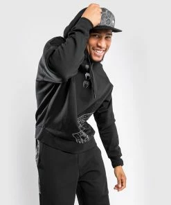 Venum Cali 34 XL Hoody - Oversize- Black 12 Venum Cali 34 XL Hoody - Oversize- Black -Boxing Elegant Butikk e 252F5 252Fd 252F1 252Fe5d1f4091e78955b1663ebbebde149617449d987 SWEAT CALI34 BLACK 05