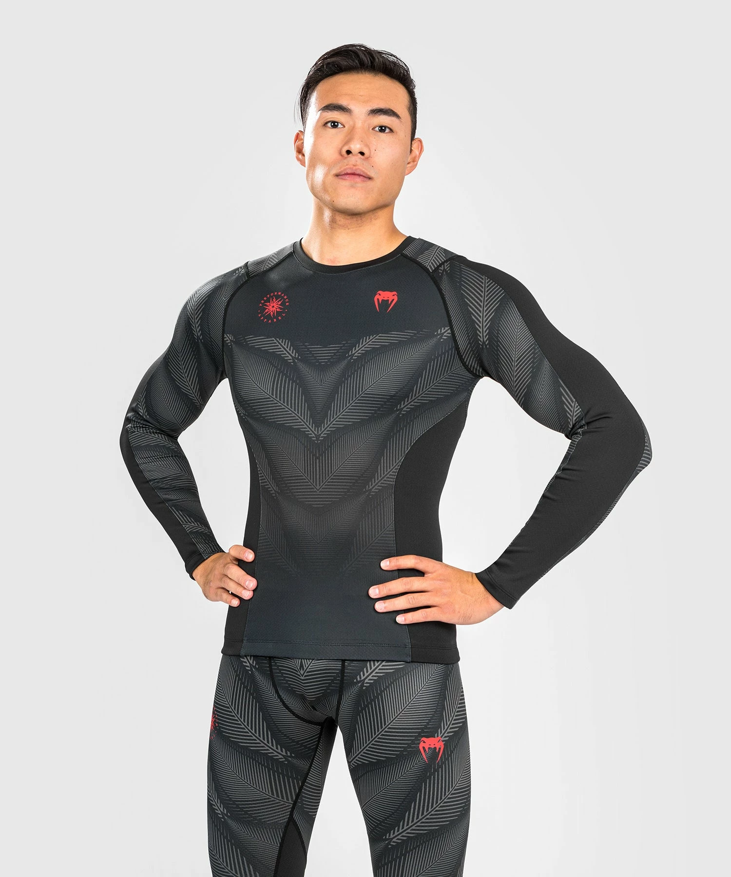 Venum Phantom Rashguard Long Sleeves - Black/Red 4 Venum Phantom Rashguard Long Sleeves - Black/Red - Bilde 2